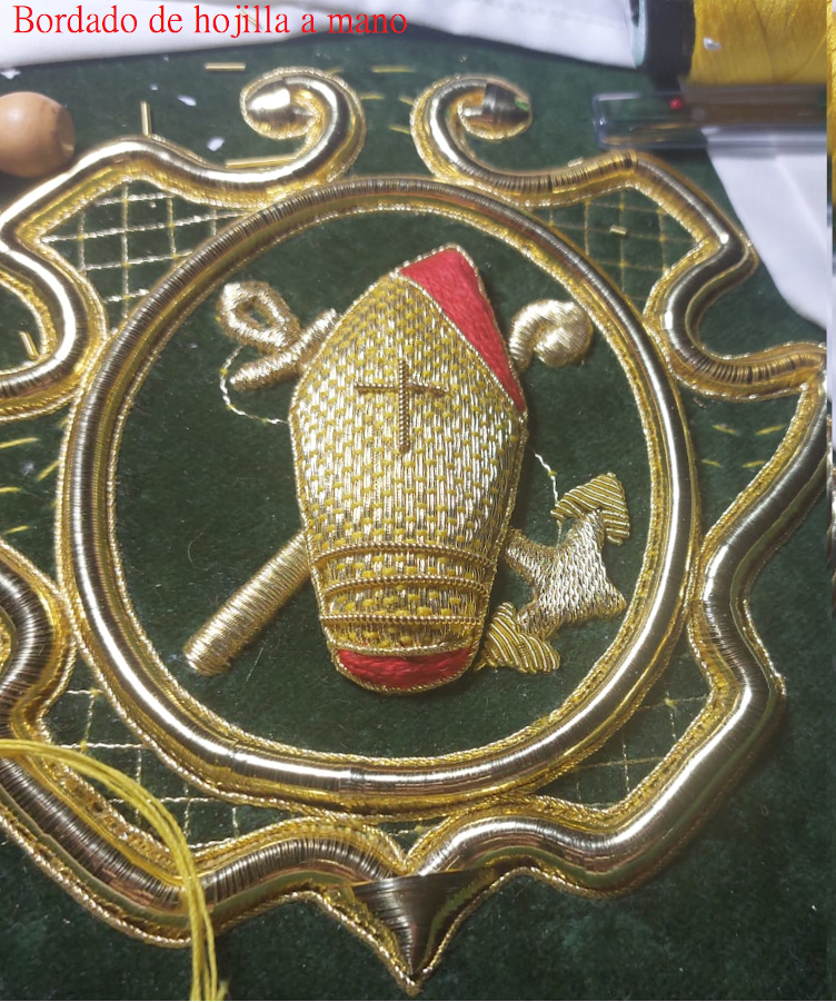 Escudo bordado a mano de hojilla Macarena antifaz